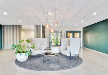 Moderne kontorhus midt i erhvervskvarteret i Balleru