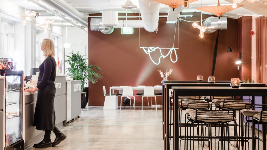 På Fabriken1891 finns reception och café där du kan handla fika, kaffe och annat gott