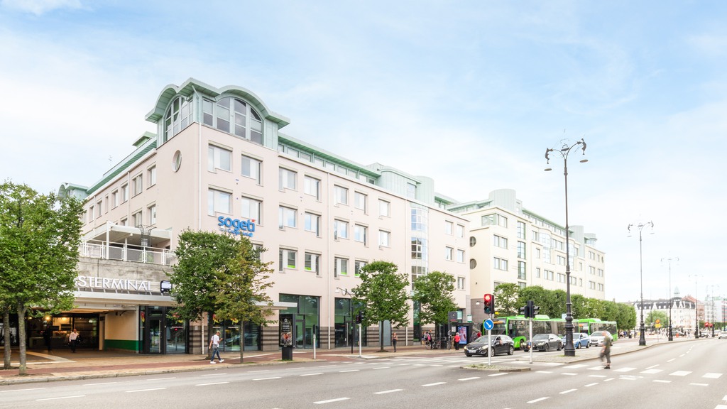 Vit fastighet med inglasade ytor vid entrén, Terminalen 3 i Helsingborg.