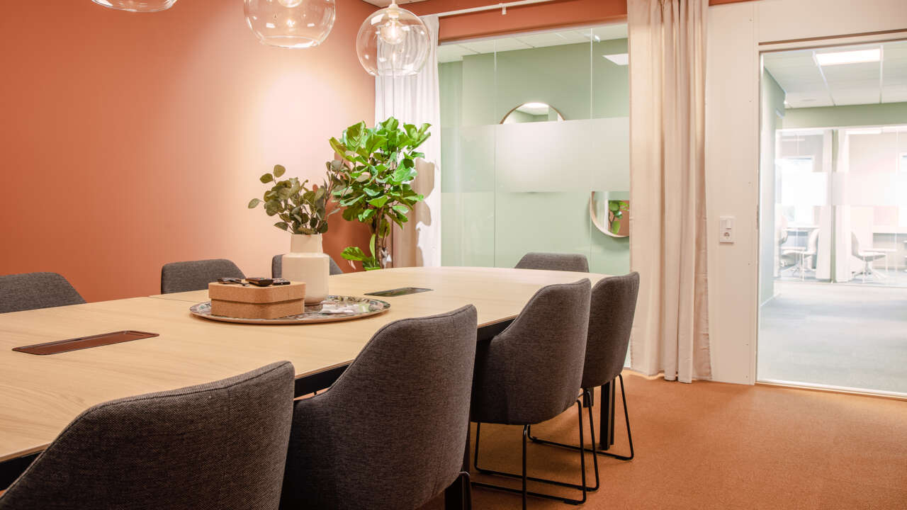 Konferensrum med rosa väggar på Berga kontorshotell.