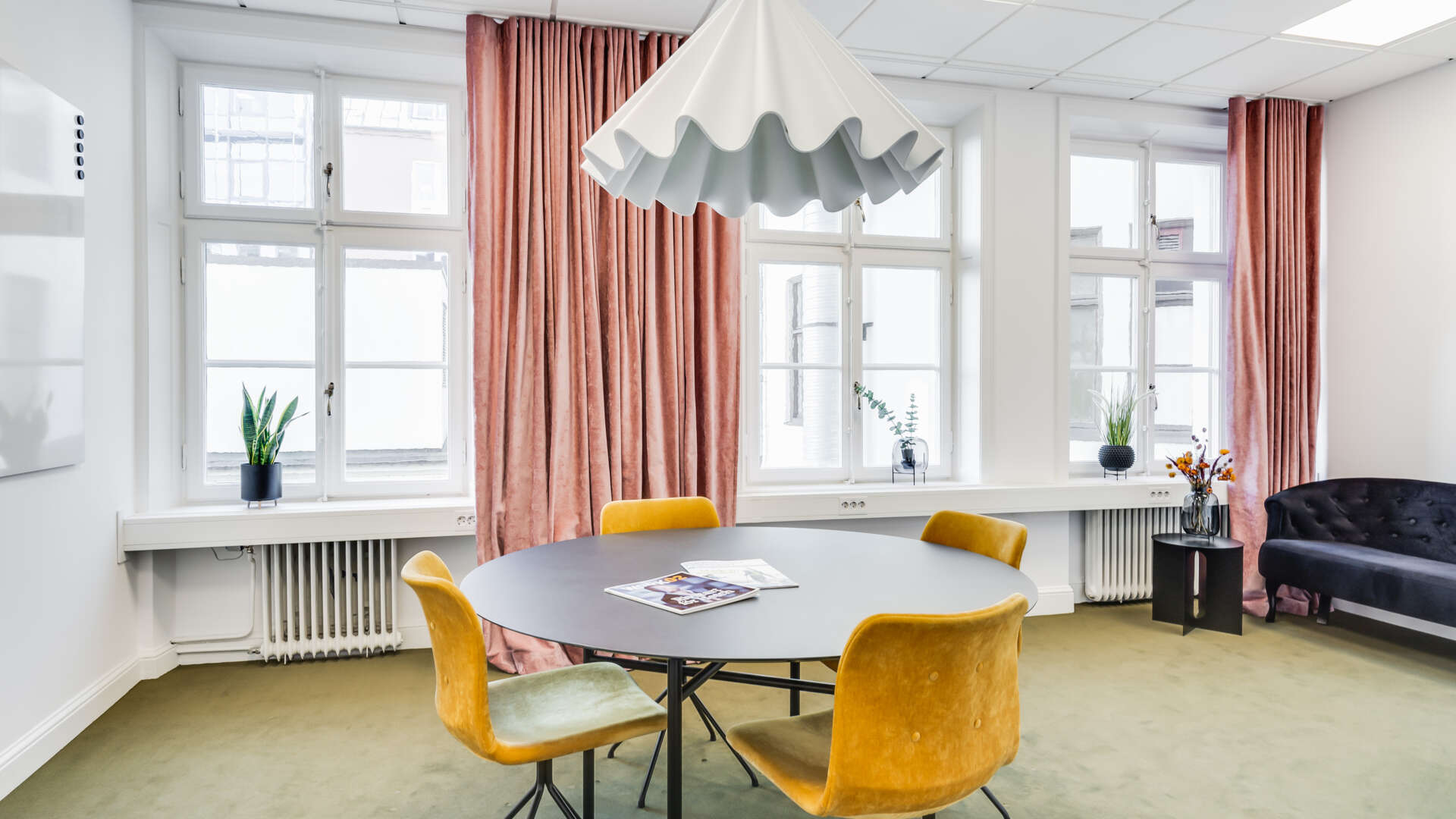 Ljust härligt mötesrum