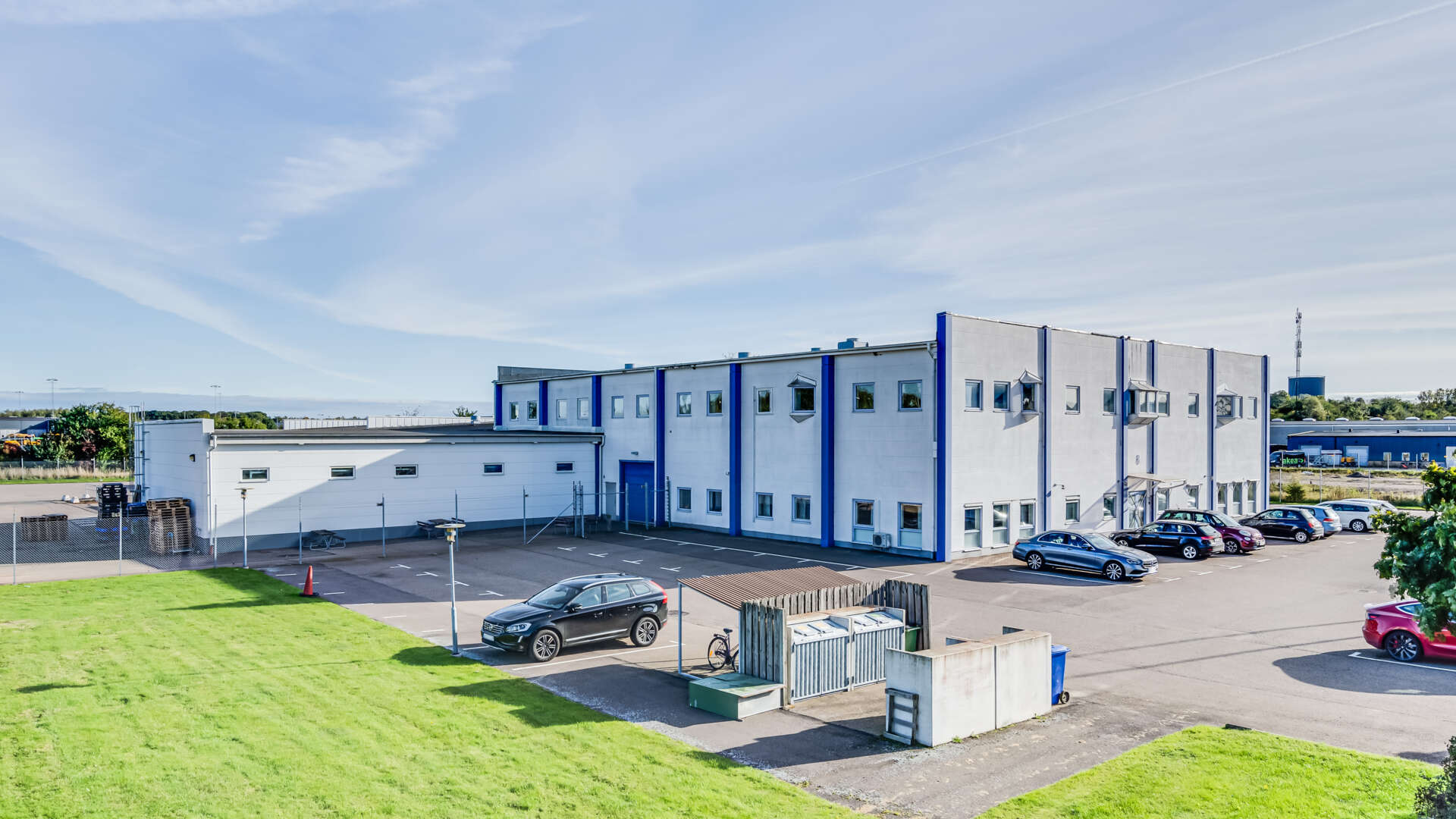 Lager med 11 portar och kontor på Väla Södra