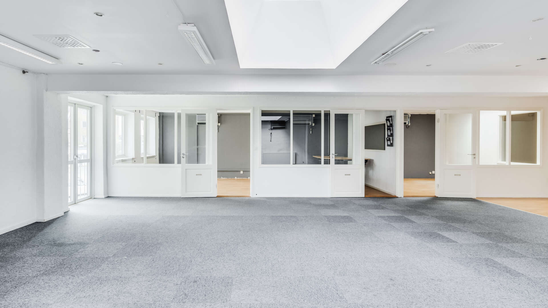 Kontor med rum och öppet landskap