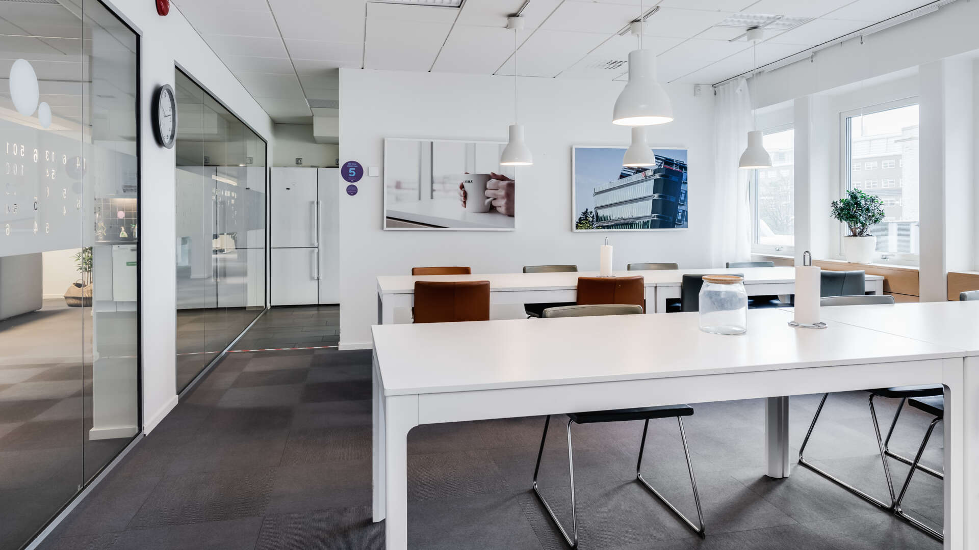 Modern kontorslokal med genomgående ljusinsläpp