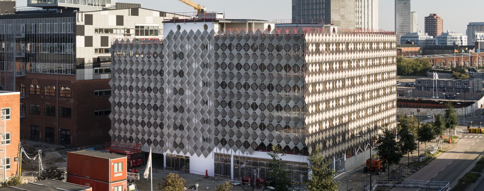 Parkeringshuset U-båten i Dockan är ett karaktärsfullt parkeringshus på åtta våningsplan.