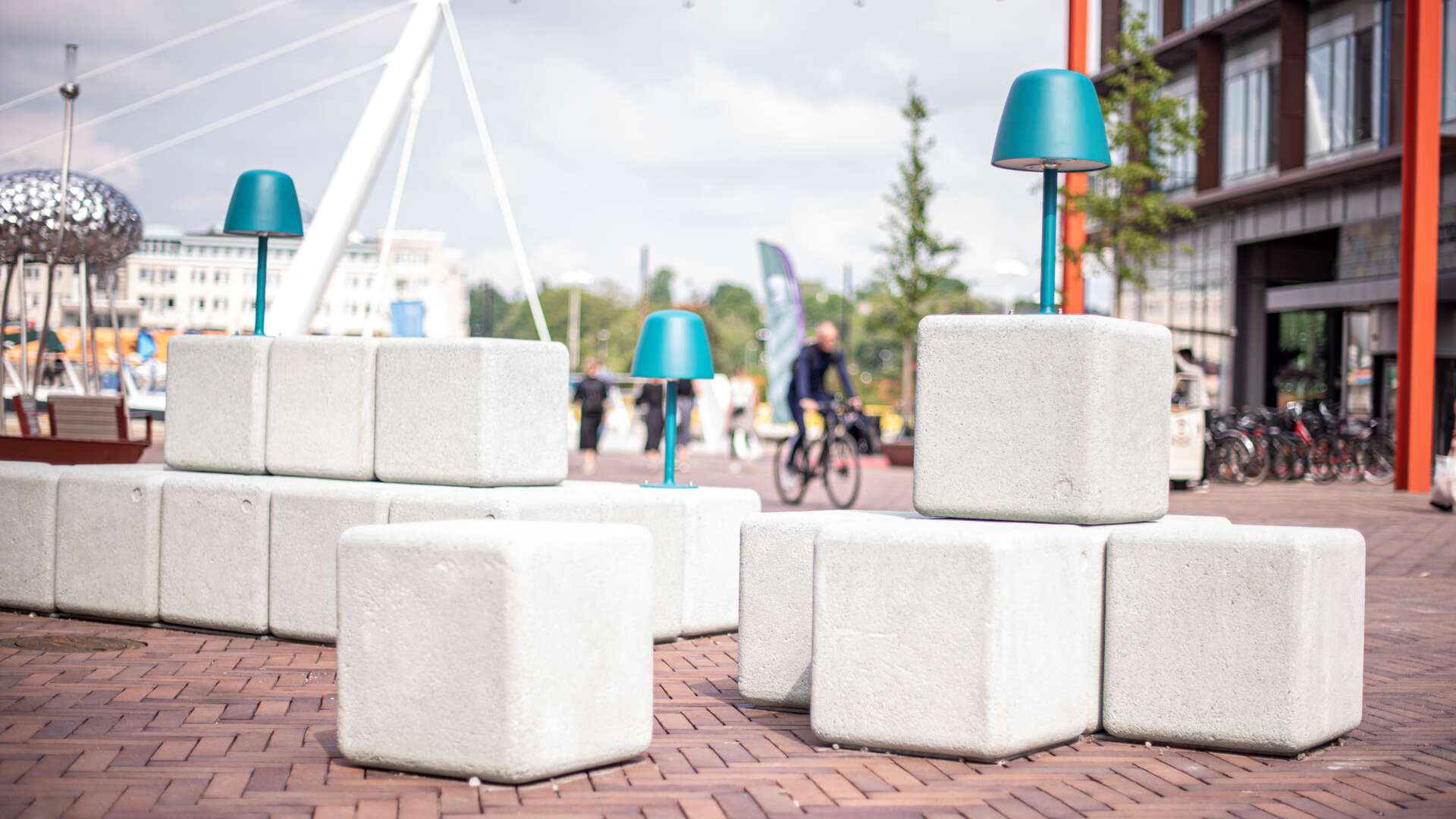 Kuber i betong, platser för möten.