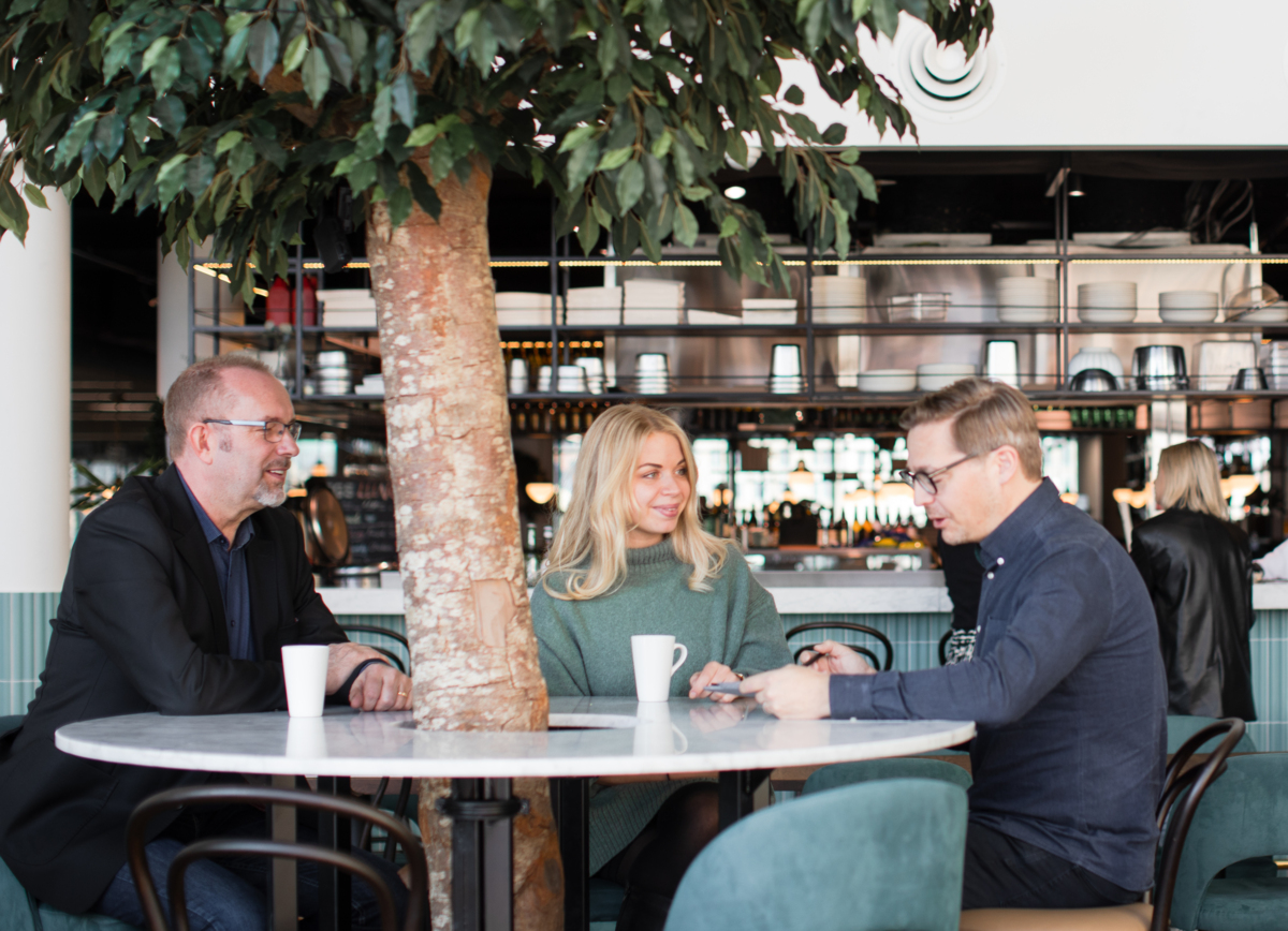 Tre personer som dricker kaffe p&aring; Kitchen floor.