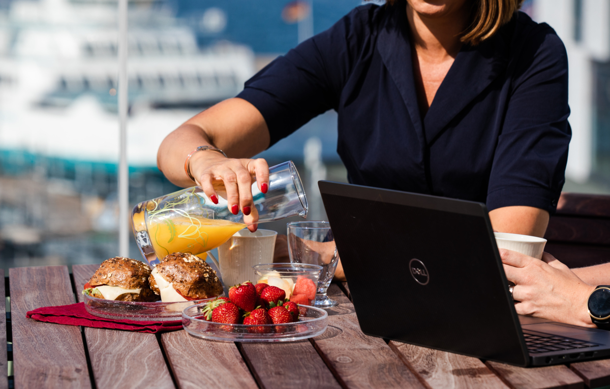 M&ouml;te utomhus p&aring; en terass.