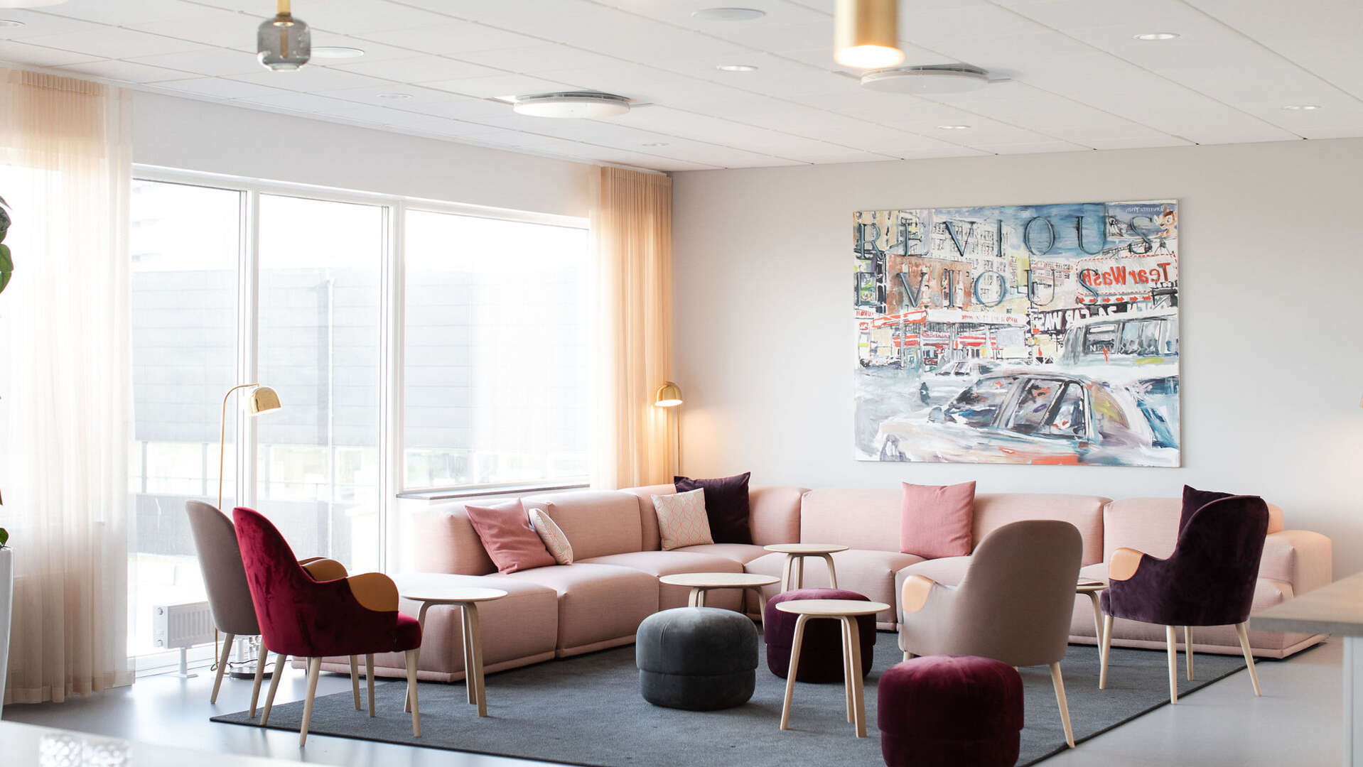 Lounge-område med rosa möbler.