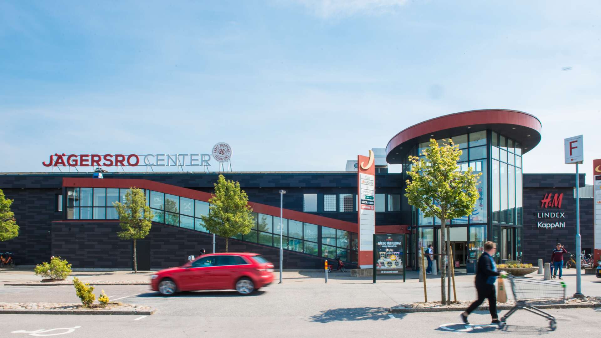Personer utanför Jägersro center i Malmö.
