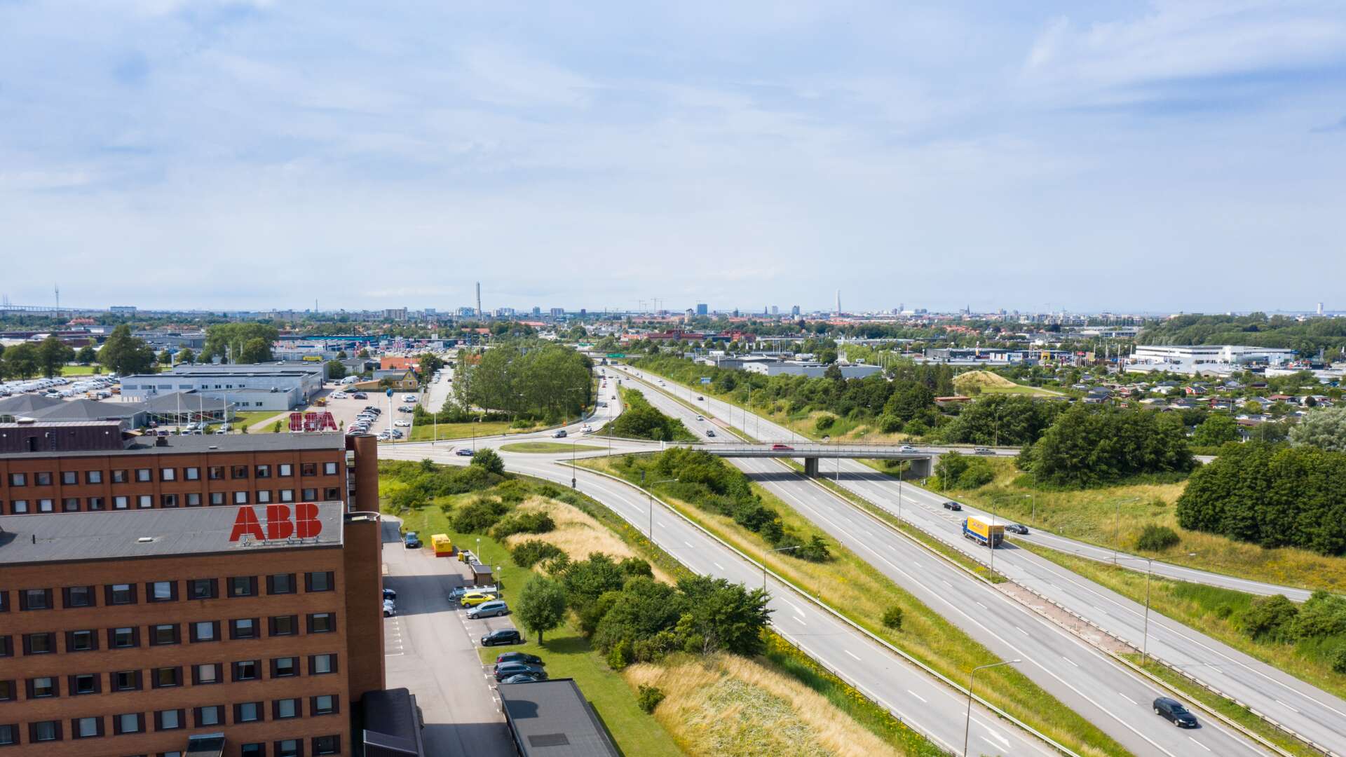 Flygfoto över Ringleden i Malmö vid infarten till Fosie.