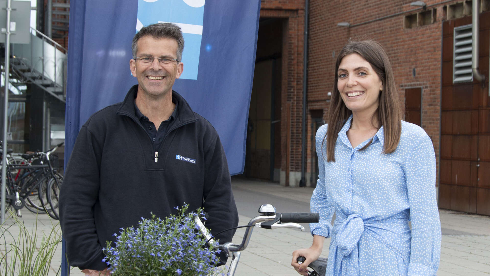 Emilia och kollega står framför en WIhlborgs-vepa.