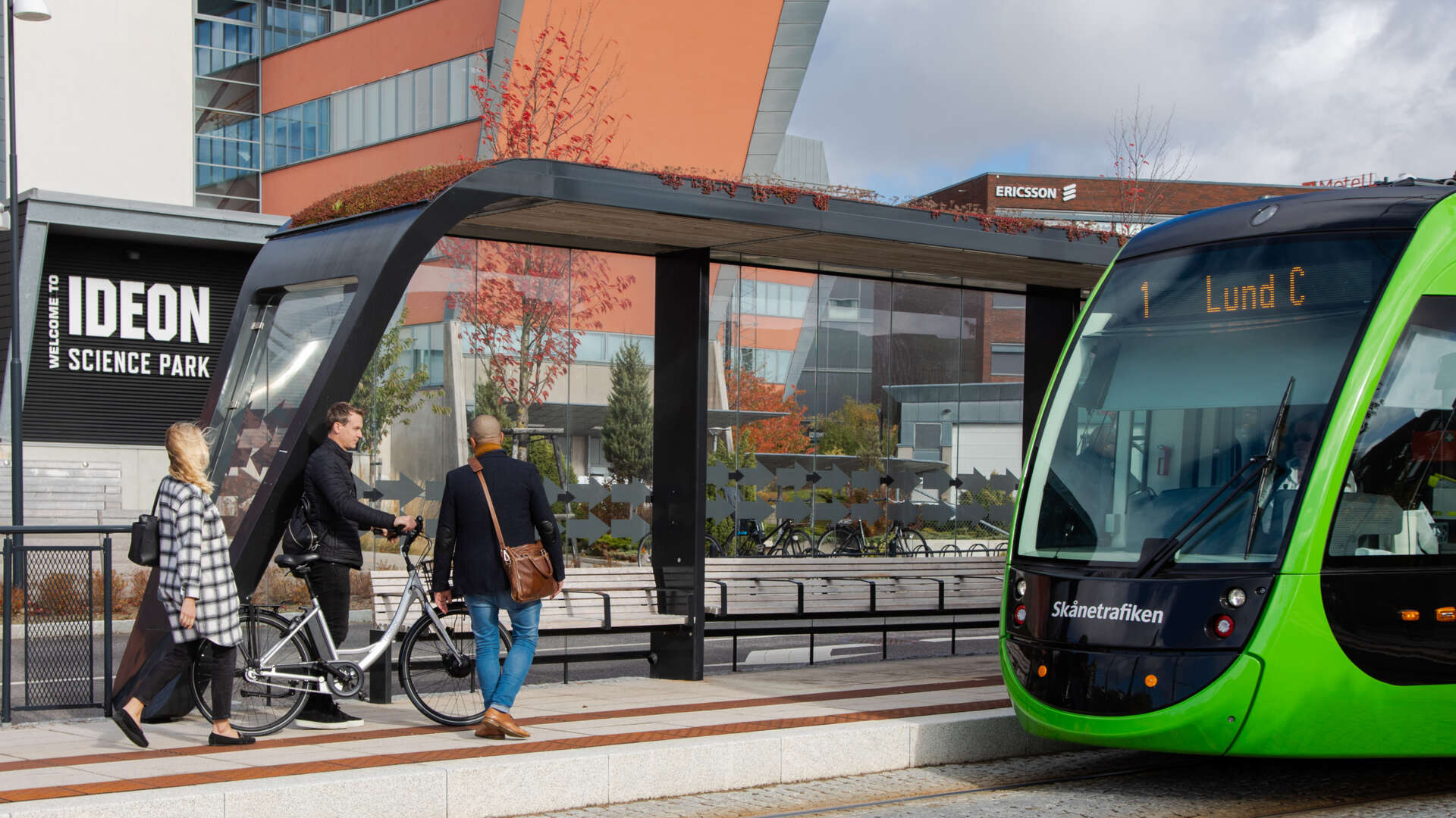 Tre personer på väg att gå på Spårvägen mot Lund C.