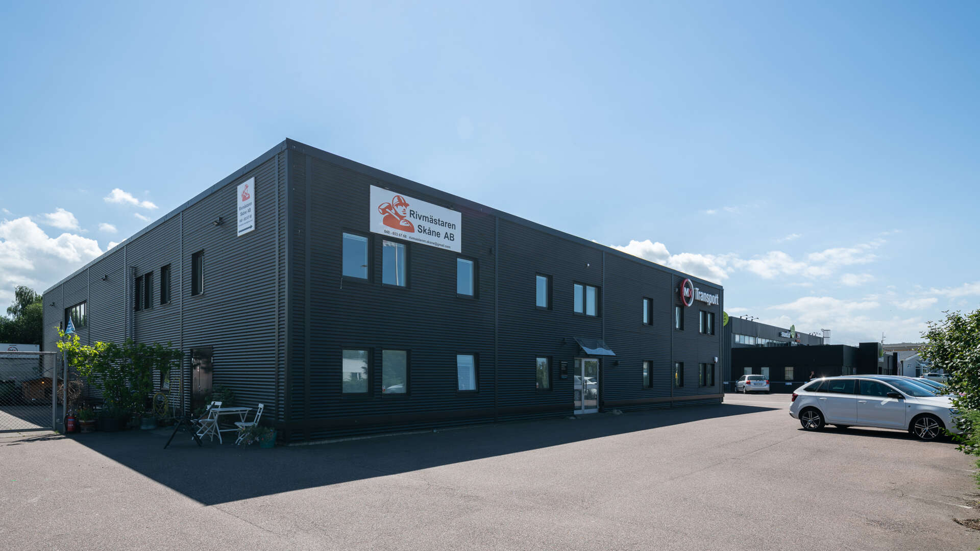 Svart industrilokal och kontor i två våningar, Bronsdolken 11.