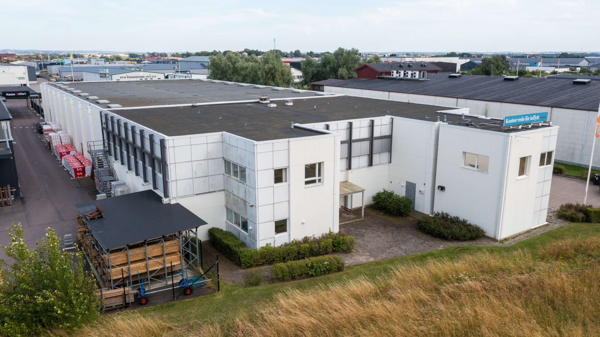 Vit industrifastighet i två våningar, Diabasen 1.