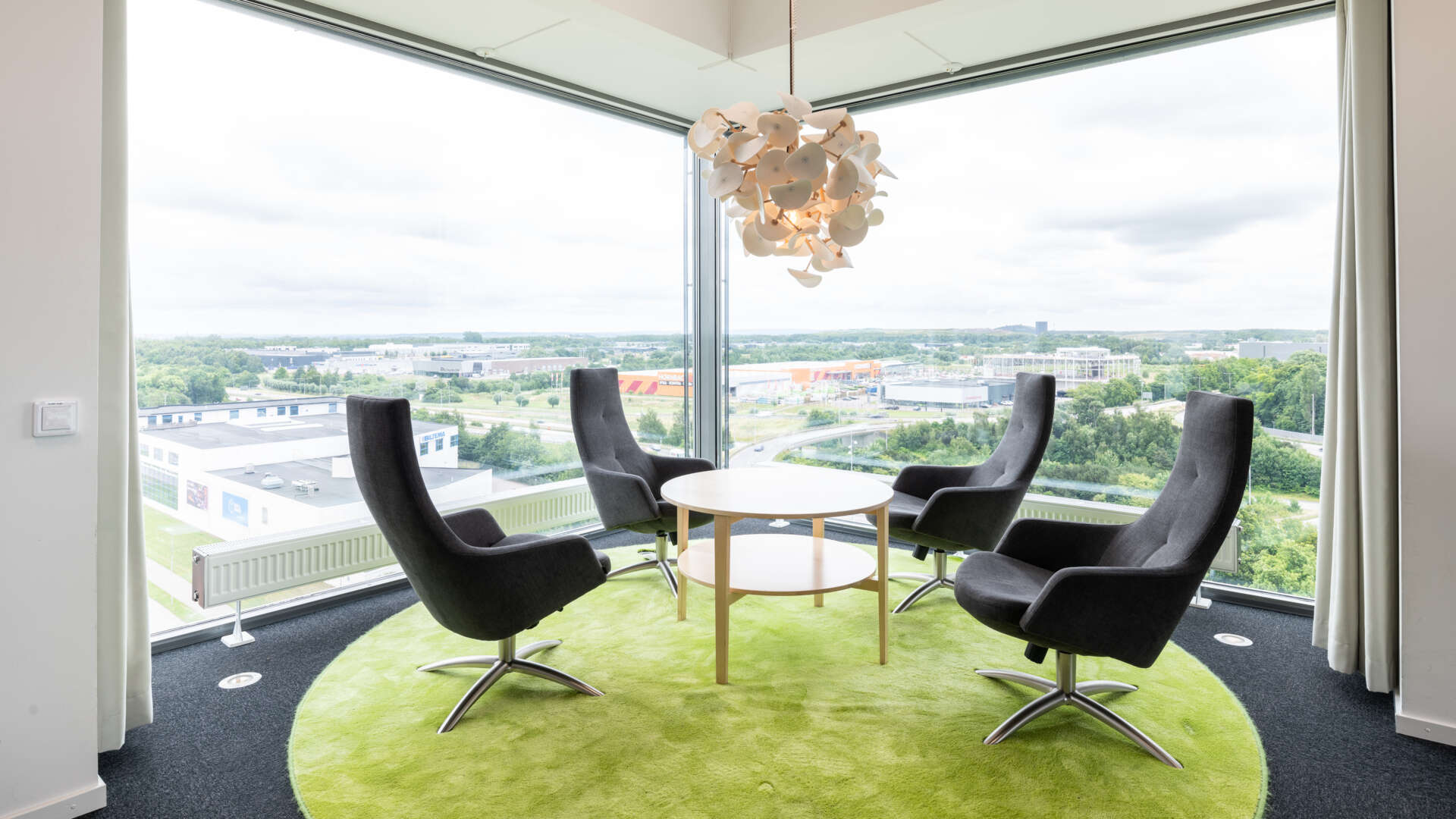 Mötesrum med utsikt från hög våning i Floretten.