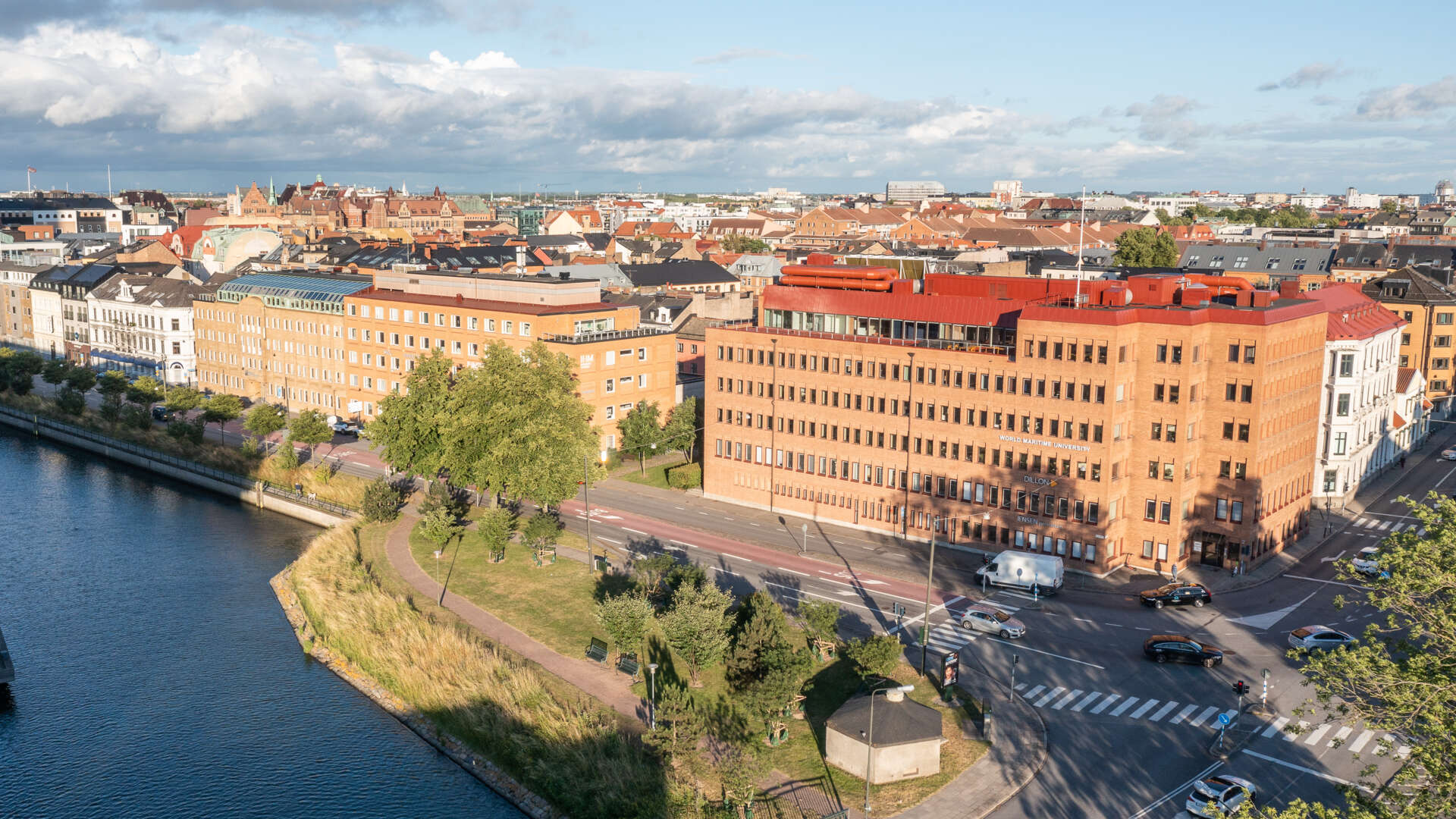 Vy över fastigheten Neptun med kanalen i förgrunden.
