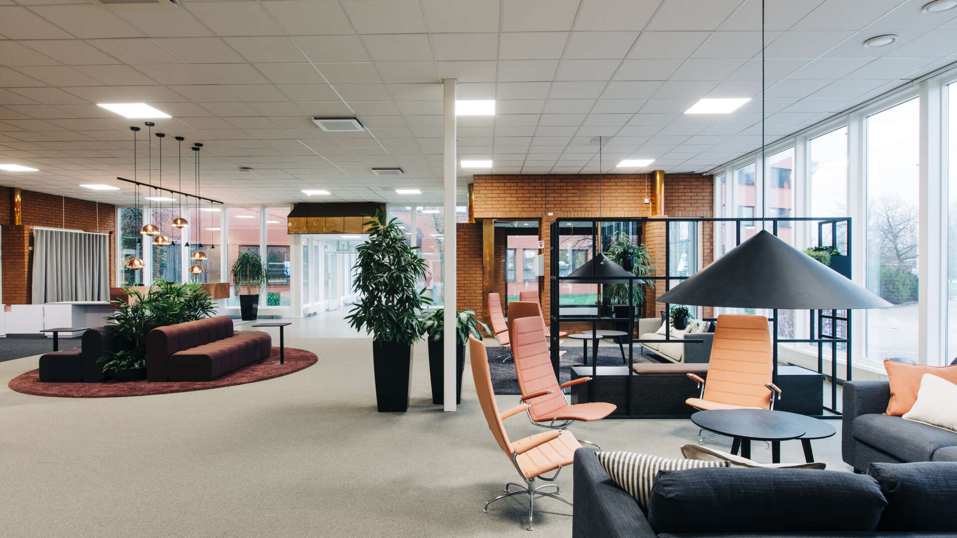 Reception och lounge med soffor och sittplatser på Boplatsen.