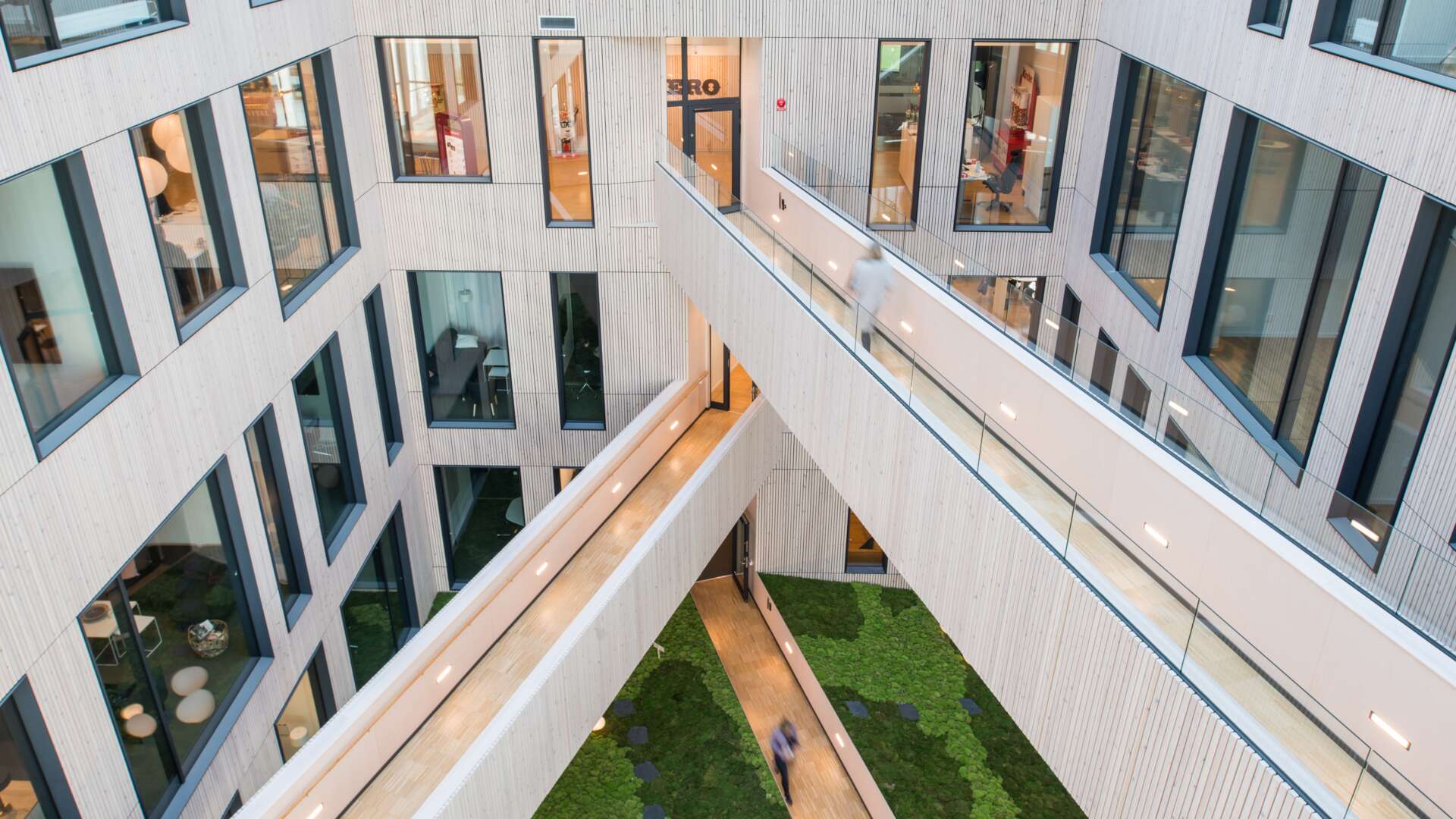 Vy över innergården i fastigheten Dungen med grönska och gångar på olika nivåer.