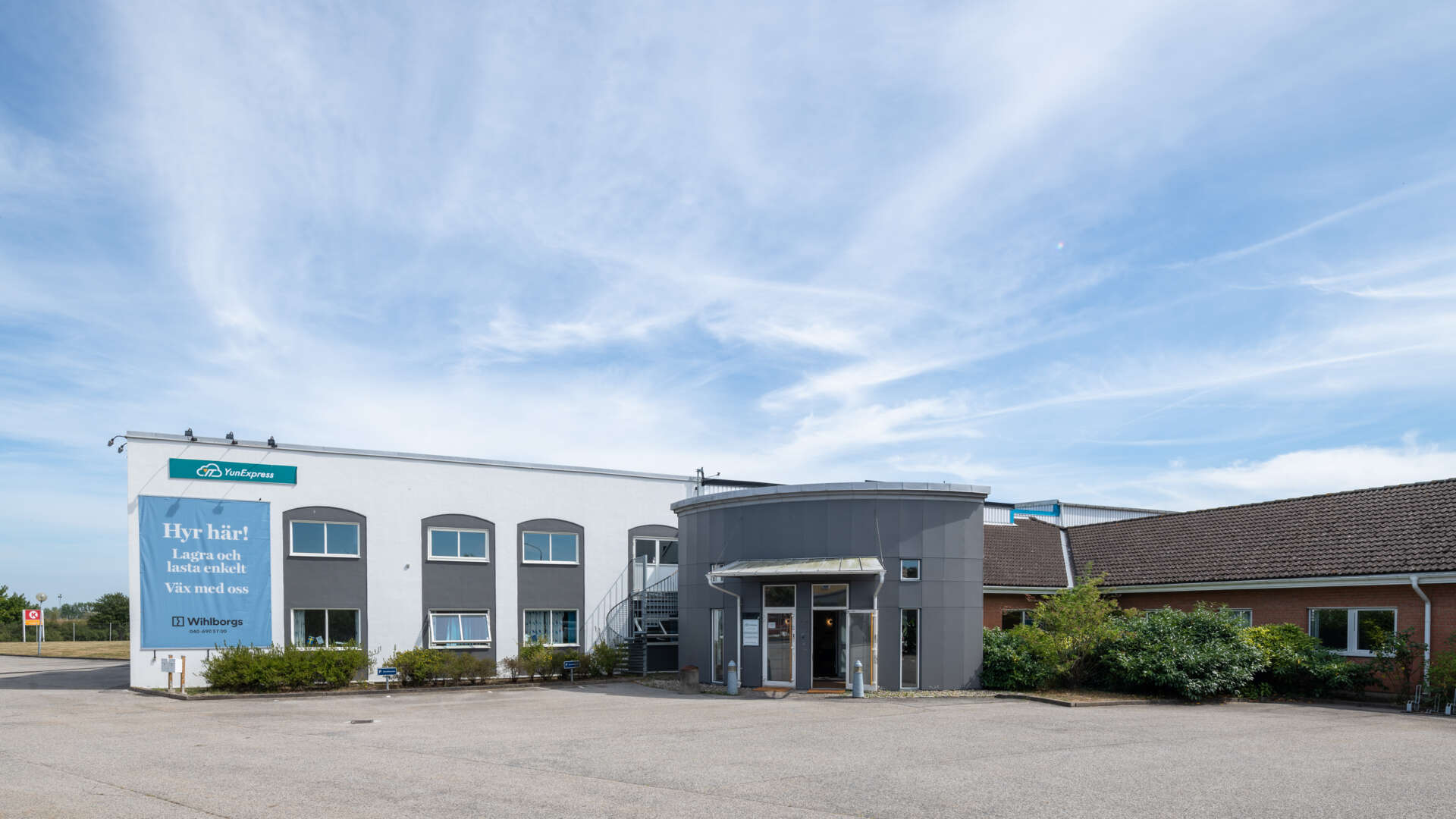 Industri- och kontorslokal med grå butiksentré.