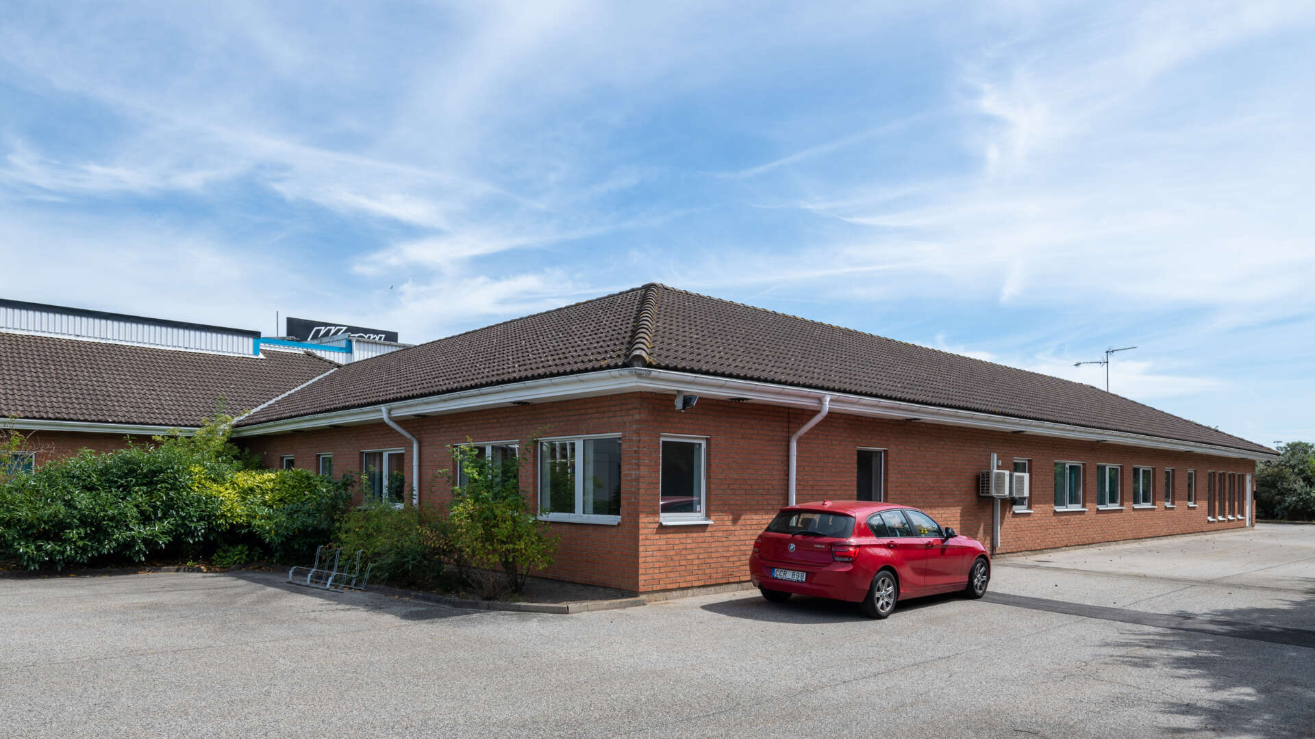 Röd låg kontorsbyggnad, Benkammen 16.