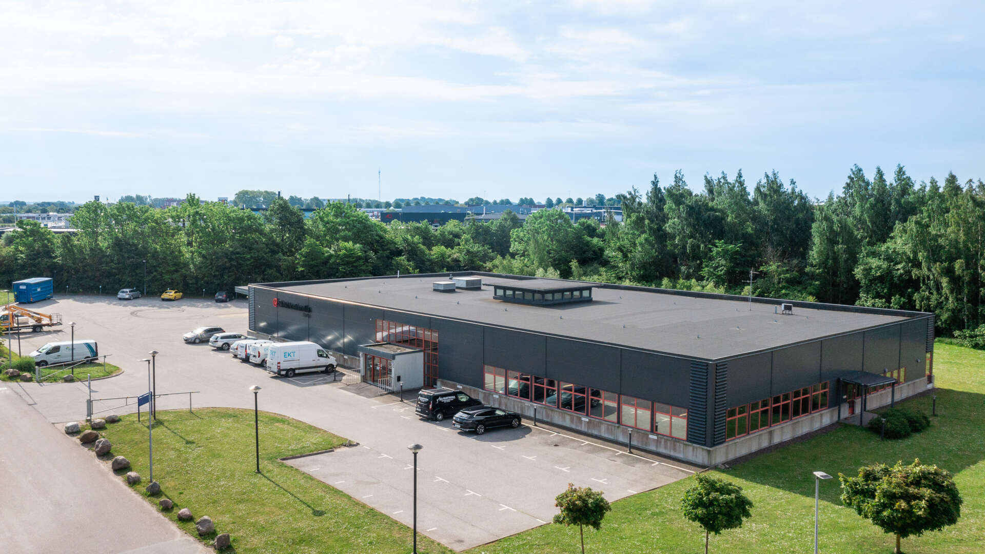 Bild tagen över hela lokalen och parkeringen, Hindbygården 8 i Malmö.