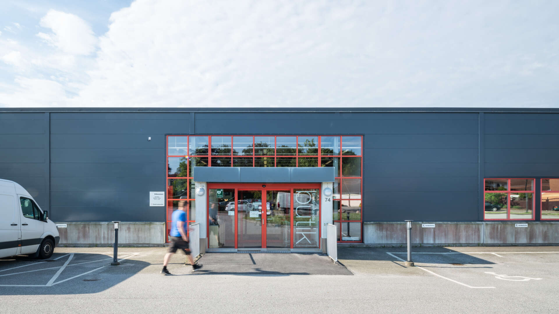 Svart exteriör och röda portar i Hindbygården 8