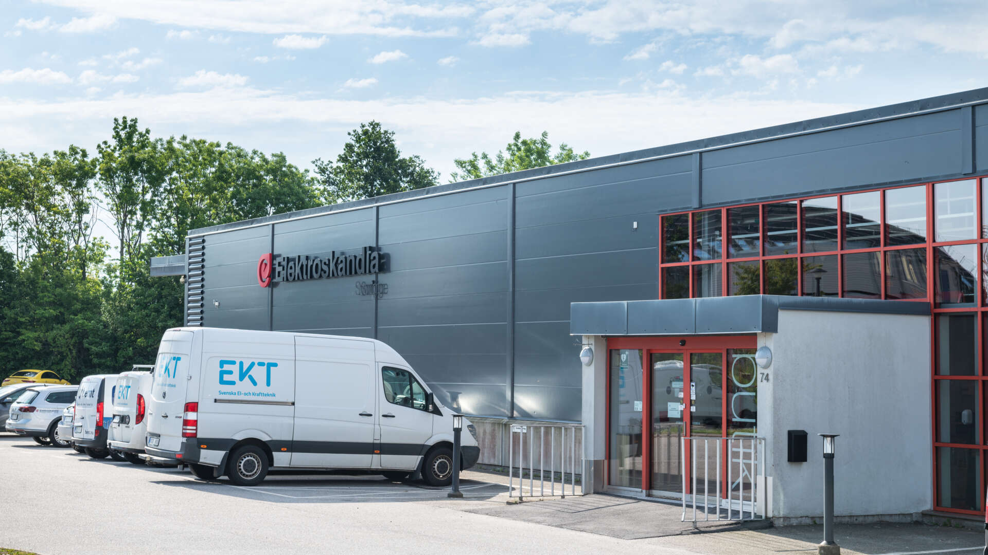 Entrén till fastigheten Hindbygården 8 i Malmö. Bilar parkerade utanför dörren.