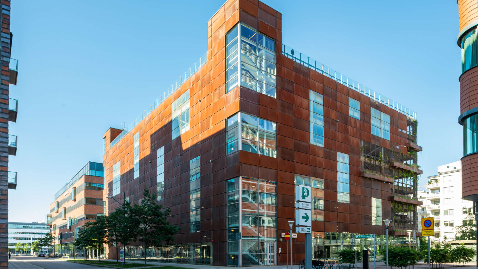 Skrovet 4, ett modernt parkeringshus centralt beläget på Hallenborgs gata 7 i Dockan i Malmö