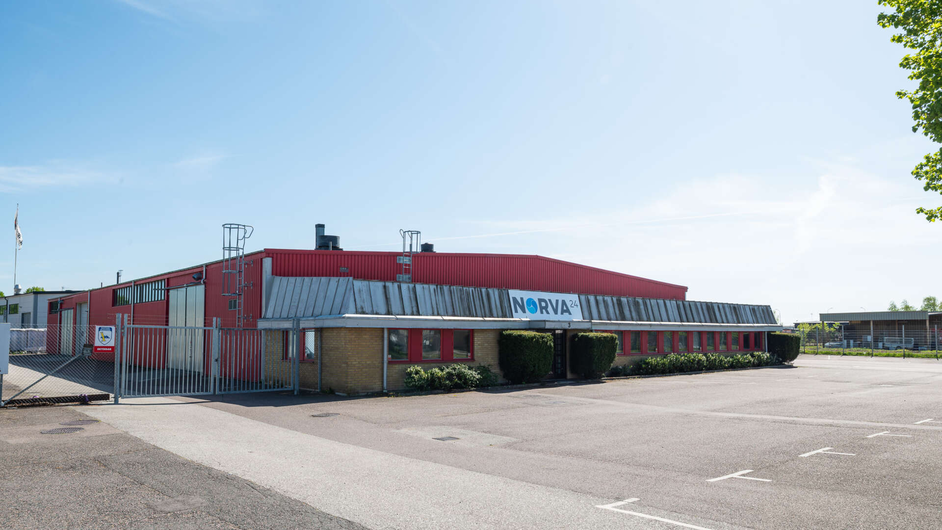 Fasad med grindar på Bronsspannen 13 i Fosie.