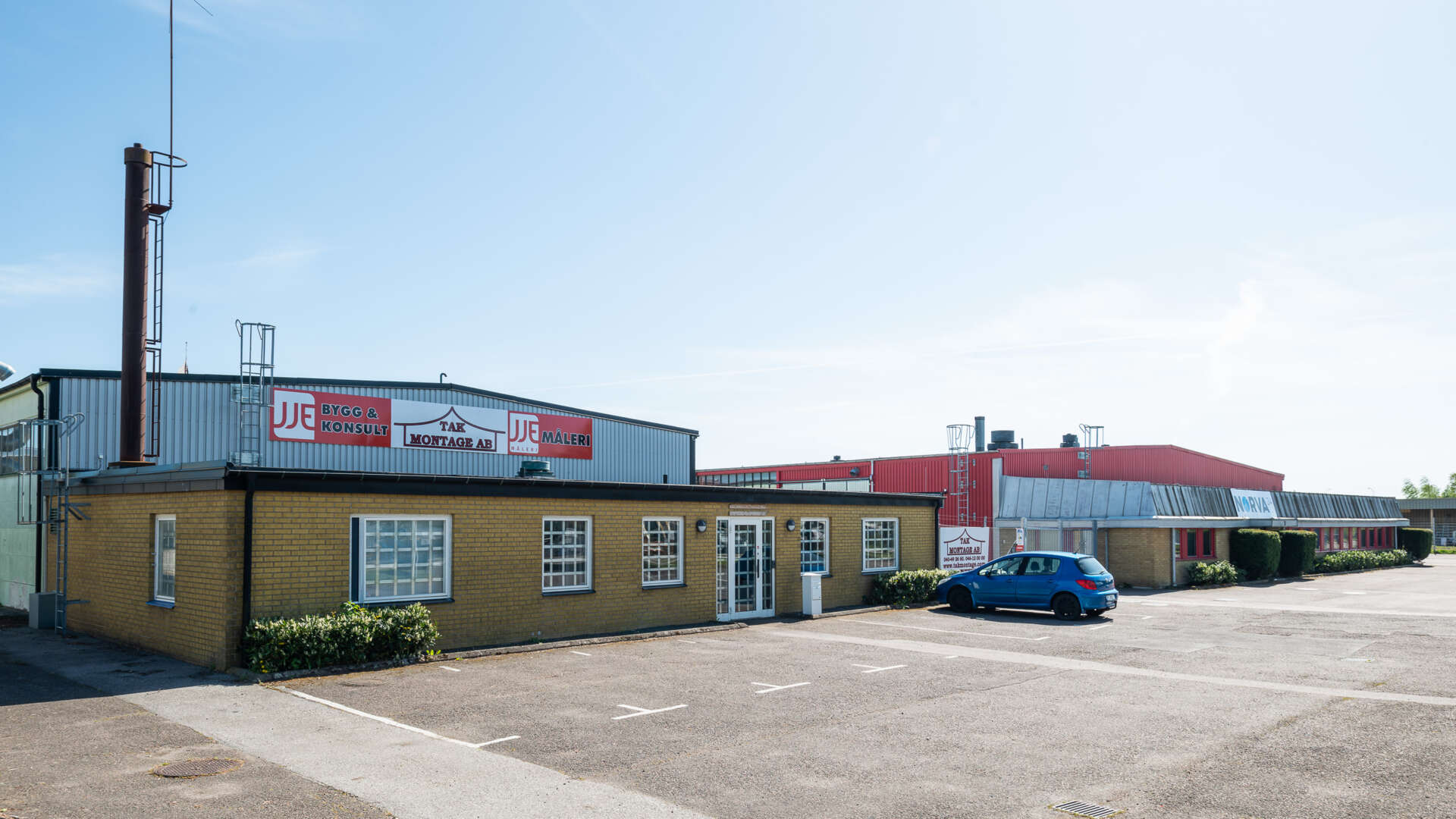 Entré till en gul industrilokal, Bronsspannen 13 i Fosie.