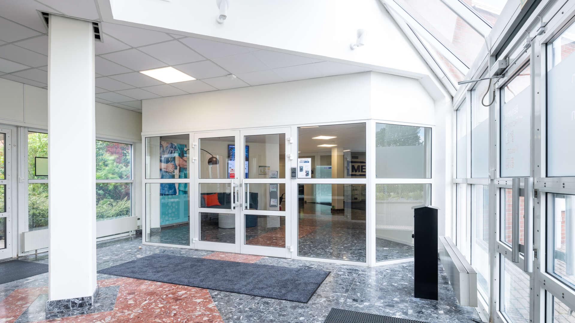 Inglasad entré till fastigheten Bronsåldern 2 i Fosie.