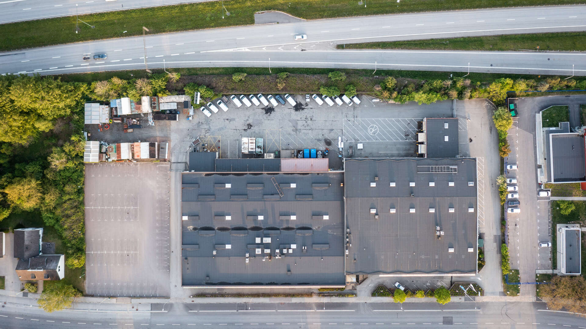 Flygfoto av fastigheten Hundlokan 10, taget rakt ovanifrån.