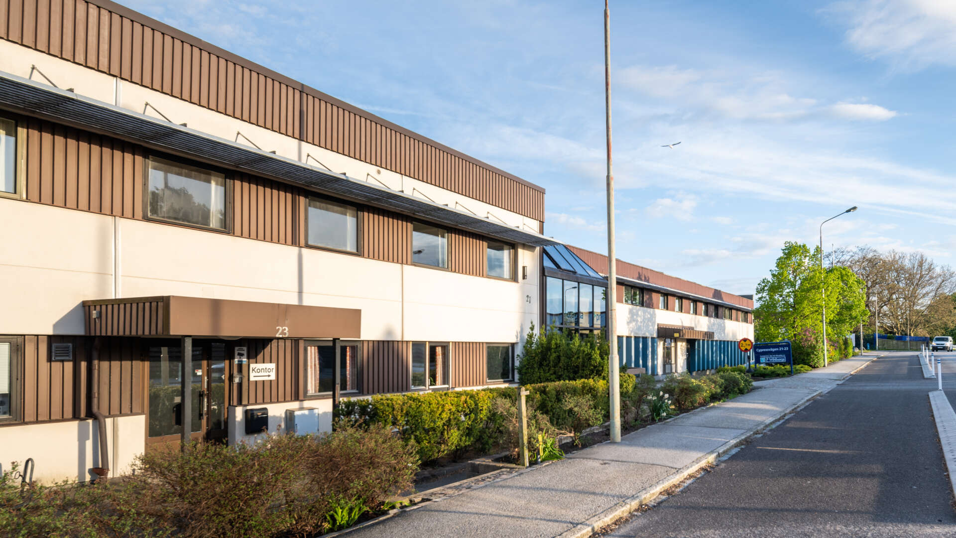 Entré längs med gatan till kontors- och lagerfastigheten Hundlokan 10 Fosie.