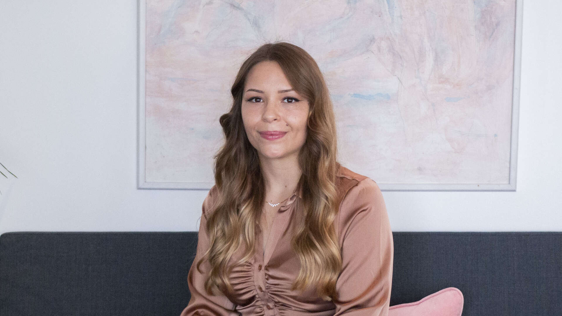 Zahra sitter vid en soffa i Wihlborgs fikarum.