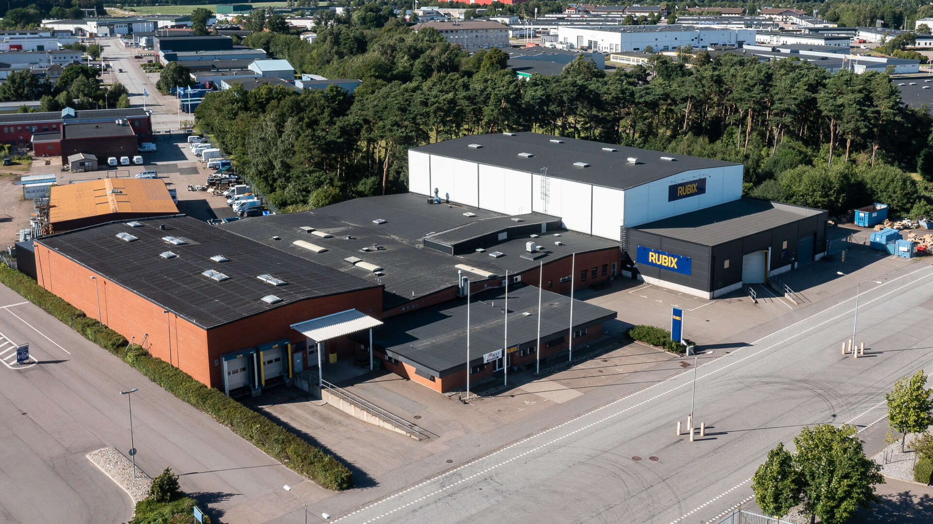 Flygfoto av fastigheten Musköten 17, med portarna i fokus. 