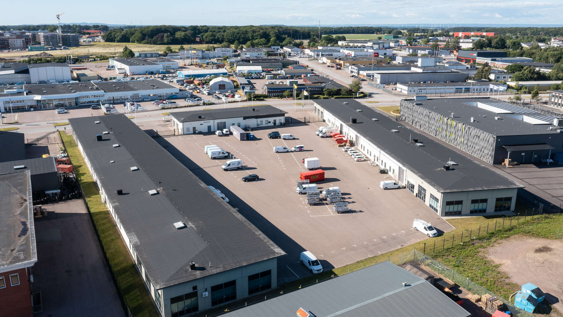 Flygbild av fastigheten med parkering i fokus