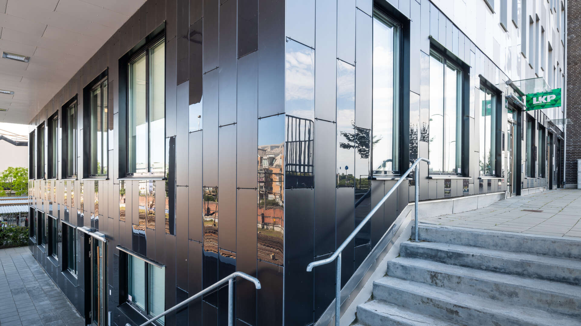 Trappa vid ett kontorshus i flera våningar.