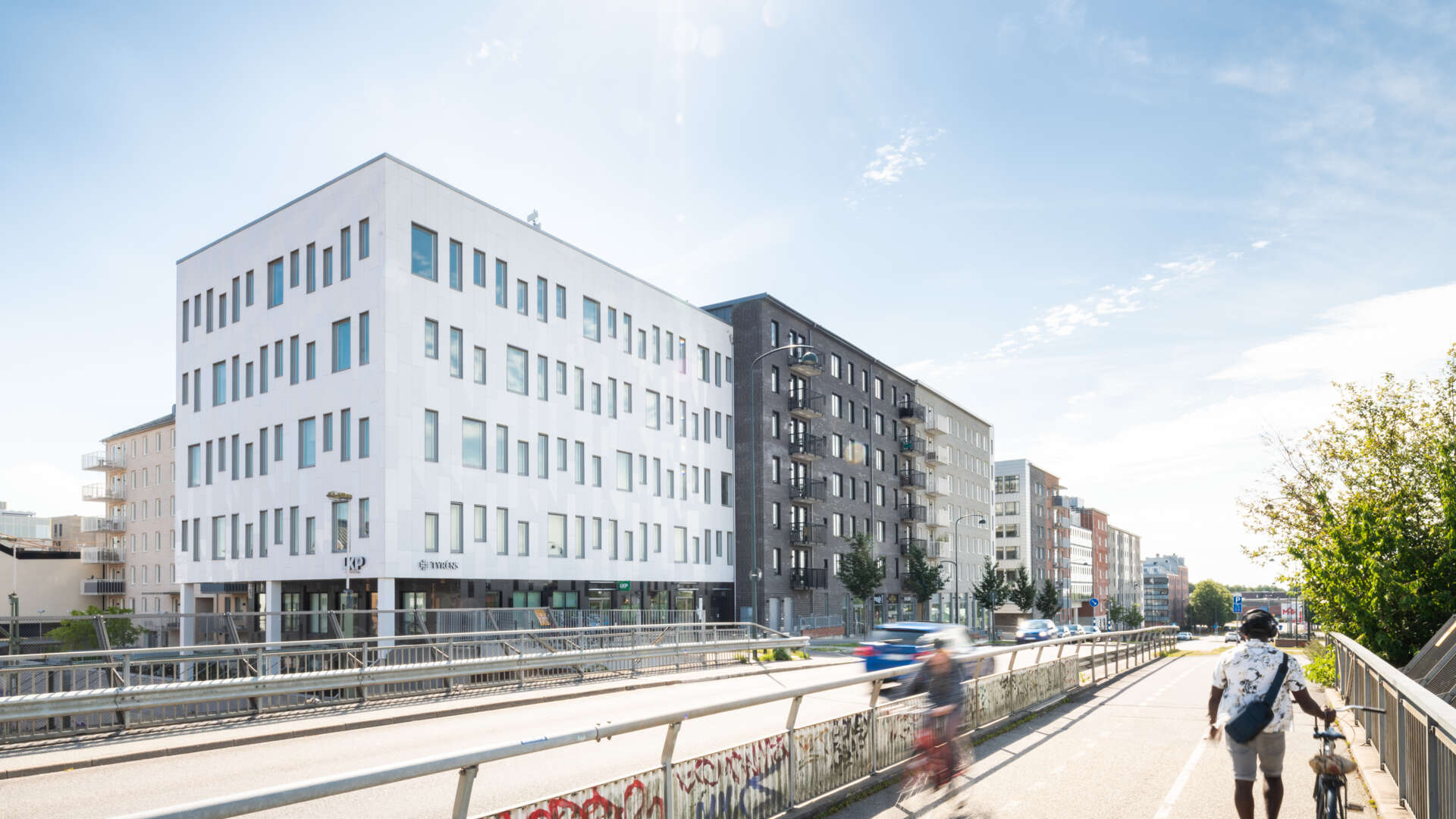 Fastigheten Raffnaderiet i flera våningar vid en bil- och gångbro, Raffinaderiet i Lund.