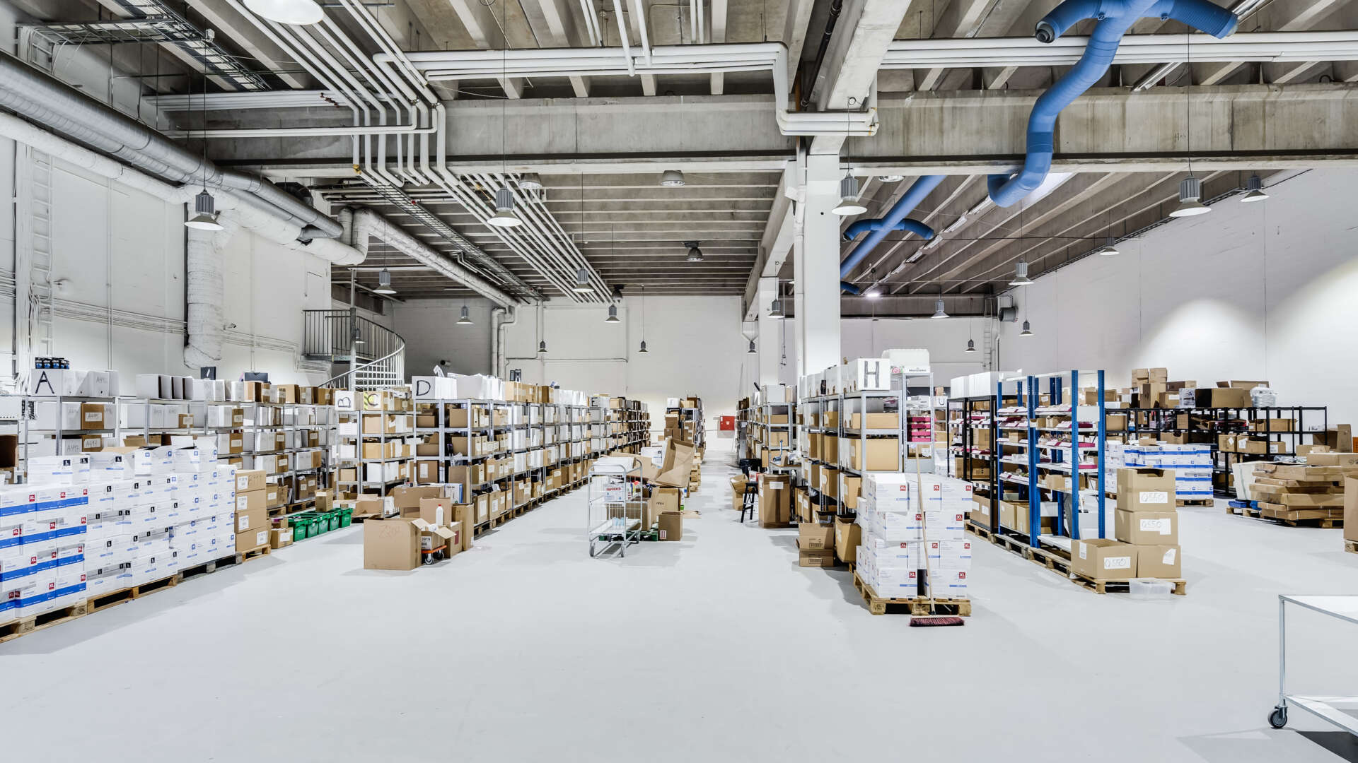 Interiör i ett ljust lager. 