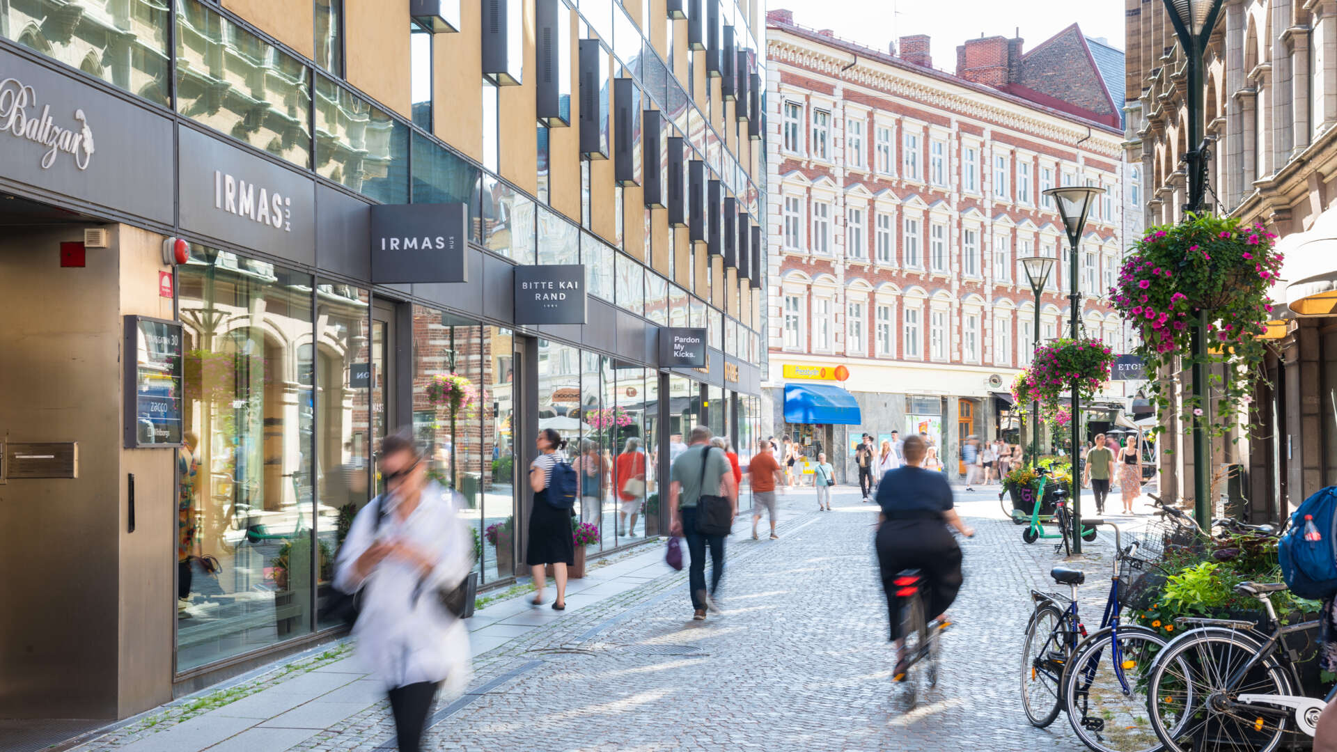 Baltzargatan i Malmö med flanörer och cyklister på gatan, vid fastigheten Sankt Jörgen 21.