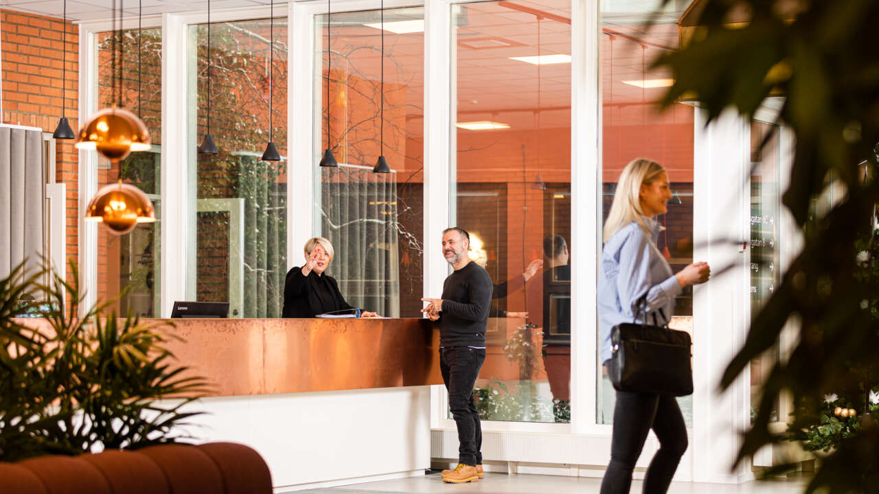 Välkomnande reception med soffor och växter i Boplatsen 3.