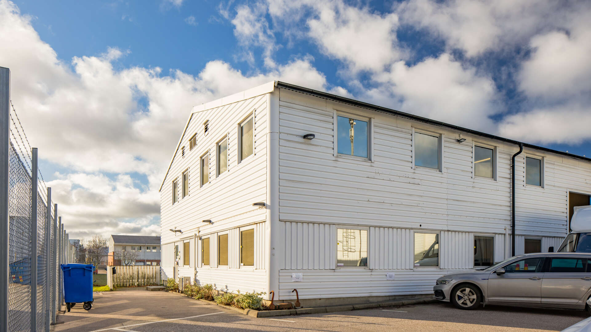 Välkomnande kontorslokal med lager och vikport 