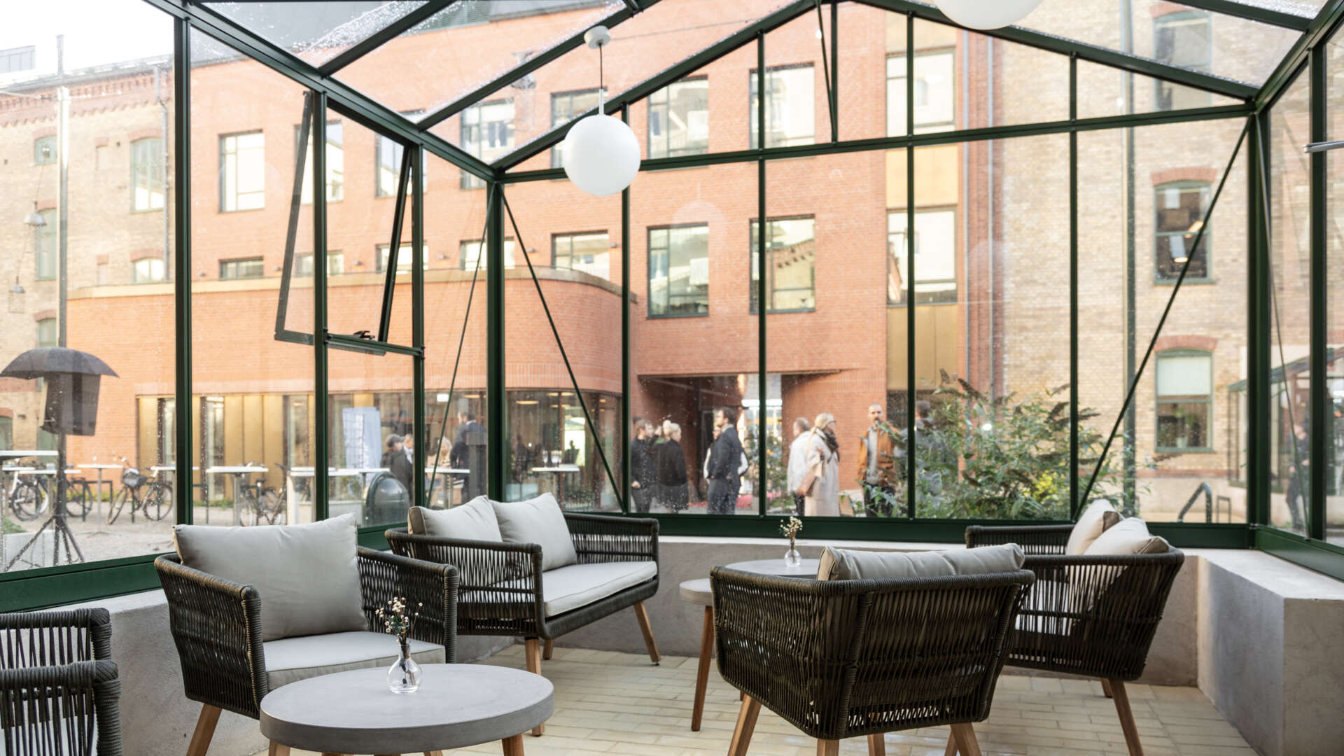 På innergården finns vackra växthus 