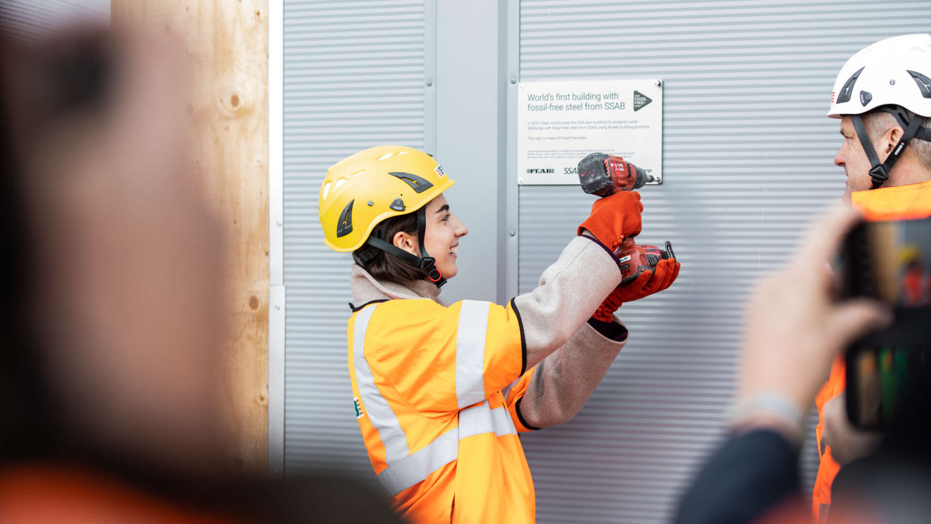 Klimat- och miljöminister Romina Pourmokhtari under en pressträff  på Tomaten 1